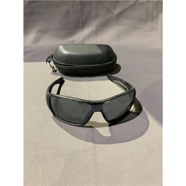 *AUTHENTIC* PAIR OF OAKLEY SUNGLASSES WITH CASE