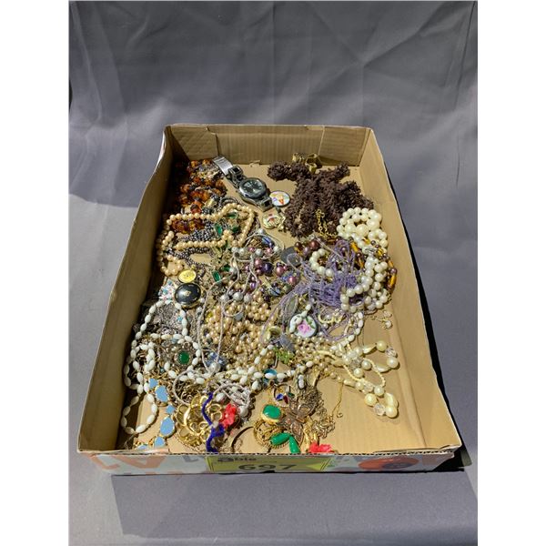 TRAY OF ASSORTED JEWELRY