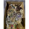 Image 2 : TRAY OF ASSORTED JEWELRY