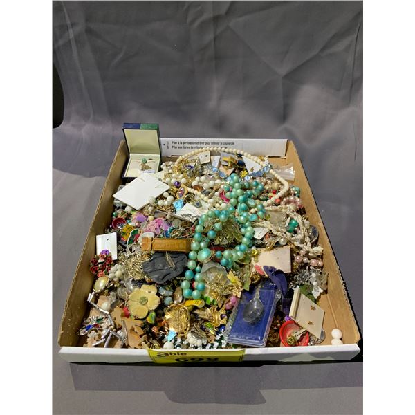 TRAY OF ASSORTED JEWELRY