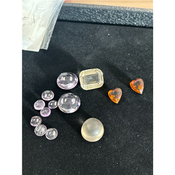 ASSORTED GEMS INCLUDING; 9 AMETHYSTS, 3 CITRINE, 1 SMOKEY QUARTZ VARIOUS SIZES AND SHAPES