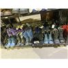 Image 1 : SHELF LOT OF ASSORTED SHOES