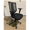 Image 2 : ROLLING MESH OFFICE CHAIR *ARM DAMAGE*