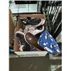 Image 2 : SHELF LOT OF ASSORTED SHOES INCLUDING; MEN'S SNEAKERS, KIDS CONVERSE AND MORE