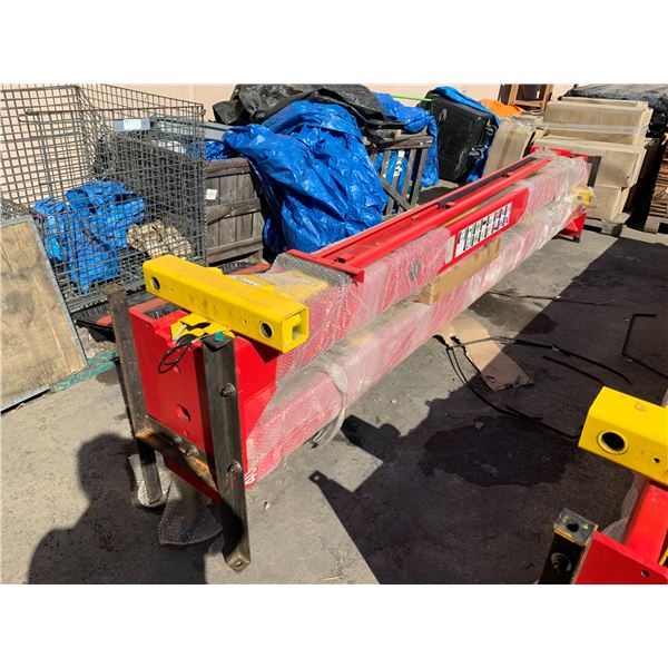 SINOSTAR TWO POST HOIST MODEL SS-CLB-40 4000 KG MAX CAPACITY, 220V, 630KG NET WEIGHT, 1900MM