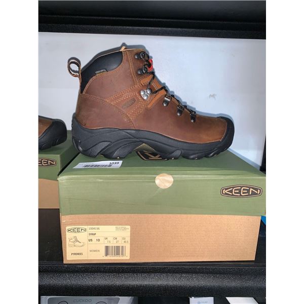 Keen Women's Pyrenees Hiking Boot Color Syrup Size 10