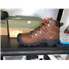Image 2 : Keen Women's Pyrenees Hiking Boot Color Syrup Size 10