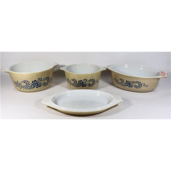 SET OF 3 PYREX COOKWARE. 1 OVAL WITH LID 1 1/2QT