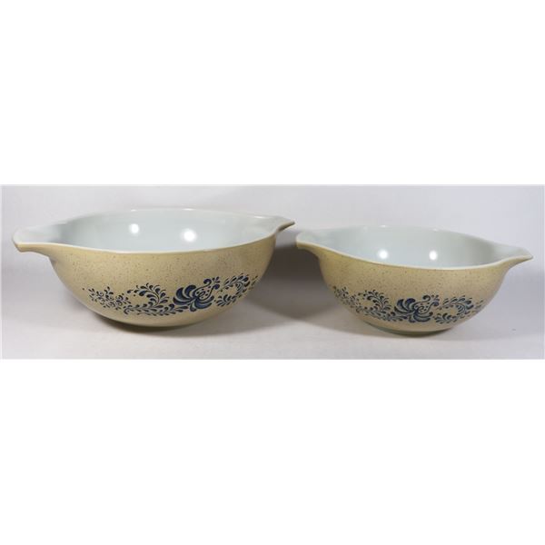 SET OF 2 ROUND PYREX BOWLS 1 BOWL IS 2 1/2QT