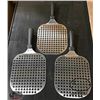 Image 2 : 3 NEW BROWNE STAINLESS STEEL PERFORATED PIZZA