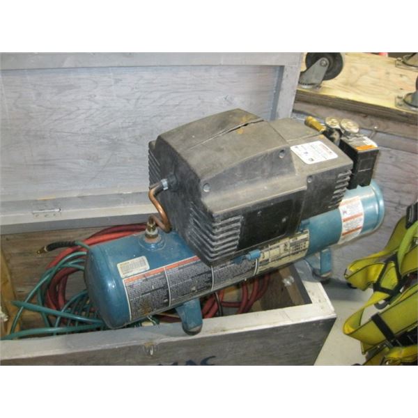 MAKITA MAC500 3G 125PSI COMPRESSOR 25' HOSEX2 & WOOD BOX