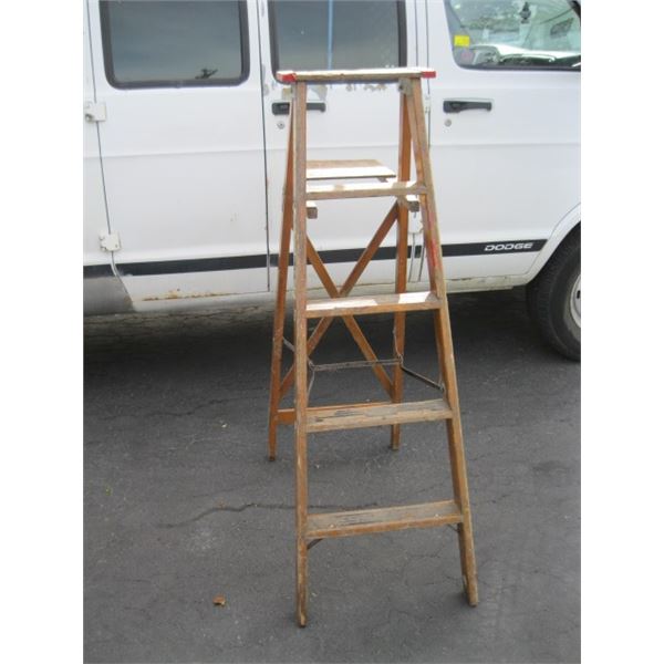 RED TOP 5' WOODEN LADDER