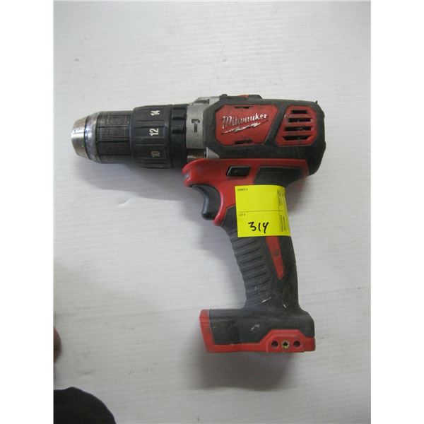 MILWAUKEE M18 HAMMER DRILL  COMES WITH BATTERY