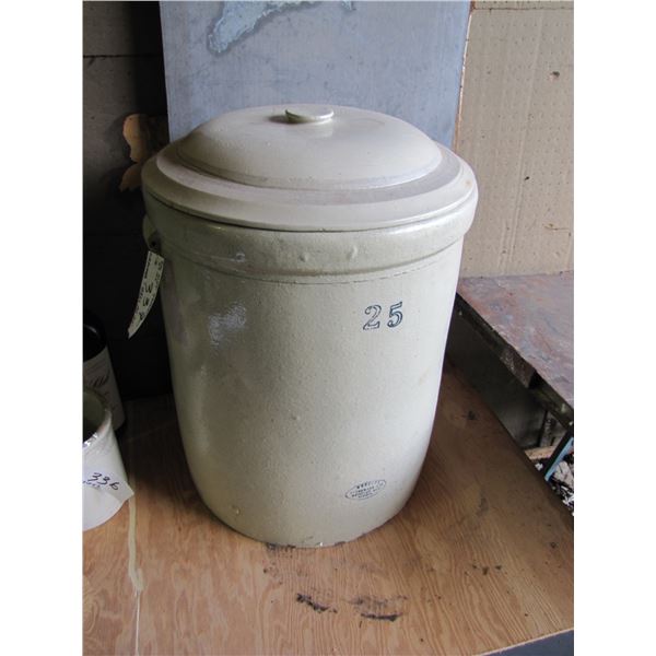 Medalta 25 gallon crock with lid - Lid Does have some chips