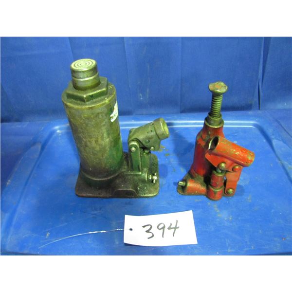 lot of two hydraulic jacks