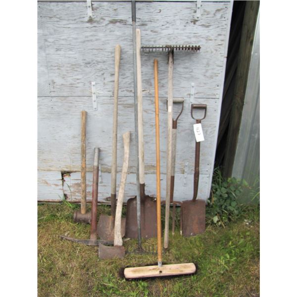 Lot with shovels, broom , ax , sledgehammer et cetera