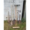 Image 1 : Lot with shovels, broom , ax , sledgehammer et cetera