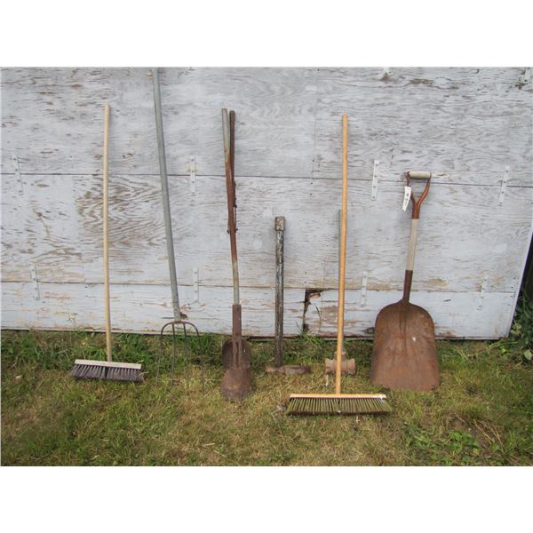 Lot with brooms, fork, shovel Etcetera