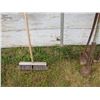 Image 8 : Lot with brooms, fork, shovel Etcetera