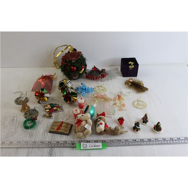 (15+) Assorted Christmas Decorations - Ornaments, Wreath Ball, etc.