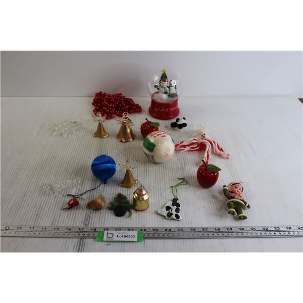 (10+) Christmas Decorations - Snow globe Untested