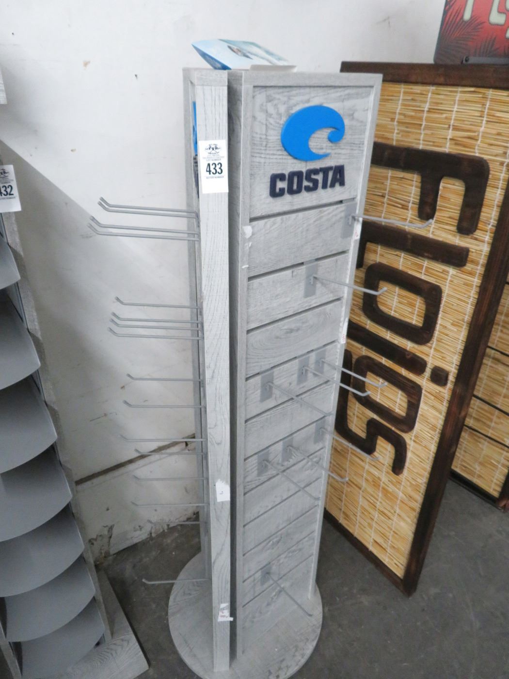 Swivel Slat Wall Rack w/Pegs