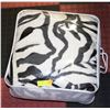 Image 1 : KING SIZE SUPER PLUSH ZEBRA PRINT BLANKET