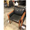 Image 2 : BLACK MAHOGANY FRAMED CLIENT CHAIR