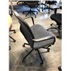 Image 2 : DARK GREY CONTOUR MID-BACK TILTER CHAIR