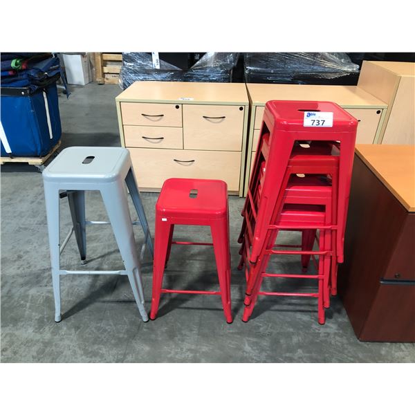 5 RED 24 H AND 1 GREY 30 H STOOLS