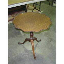 TILT TOP PIE CRUST TABLE