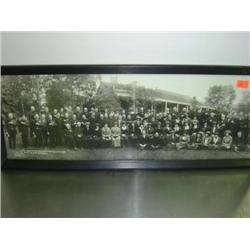 FRAMED PHOTO OF FAMILY REUNION, 1920, DAMAGE TO CORNER OF GLASS