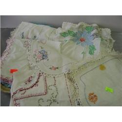 TRAY LOT OF TABLE SCARVES AND EMBROIDERY