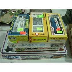 LOT OF 6 BOXES PLASTIC TRAIN ACCESSORIES, ENGINE HOUSE, SIGNS, ETC