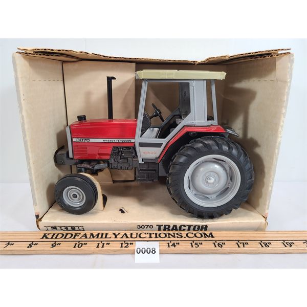ERTL - MASSEY FERGUSON 3070 DIE CAST TRACTOR - 1/16 SCALE 