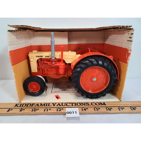 ERTL - CASE 600 DIE CAST TRACTOR - 1/16 SCALE 