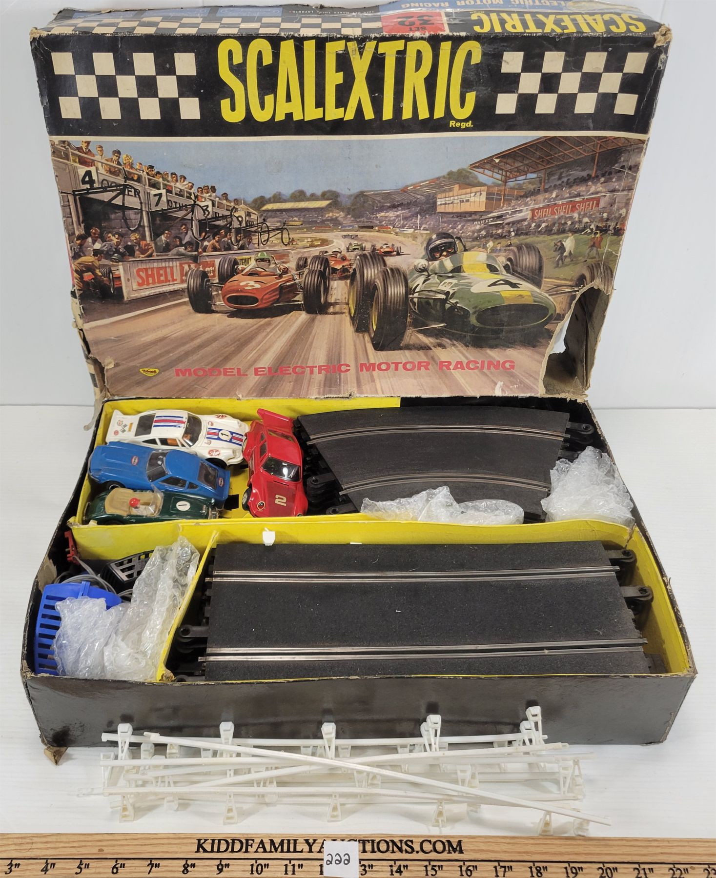 SCALEXTRIC MODEL ELECTRIC MOTOR RACING SET - Kidd Family Auctions