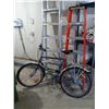Image 2 : Kuwahara 18 Speed Bike & 2 Ladders