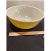 Image 1 : 10 1/2" Yellow Pyrex Bowl