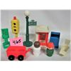 Image 1 : Lot 7 vintage fisher price accessories plus 2 original little people sesame St.wagoa+lamp, post- mai