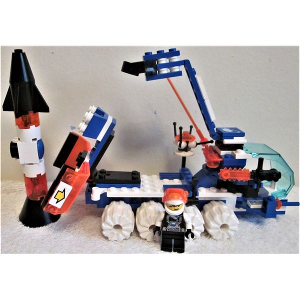 2 vintage 1993 space ice planet 2002 Lego 6879 blizzard baron 81 piece, 6898 ice sat 133 piece