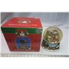 Image 1 : Wind-up musical Christmas Globe