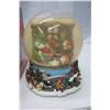 Image 2 : Wind-up musical Christmas Globe