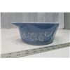 Image 2 : Blue decorated 2.5 litre Pyrex dish