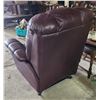 Image 3 : Burgundy leather powered recliner arm chair - untested