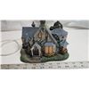 Image 6 : Christmas village lighted "Lamplight Manor" limited edition, house