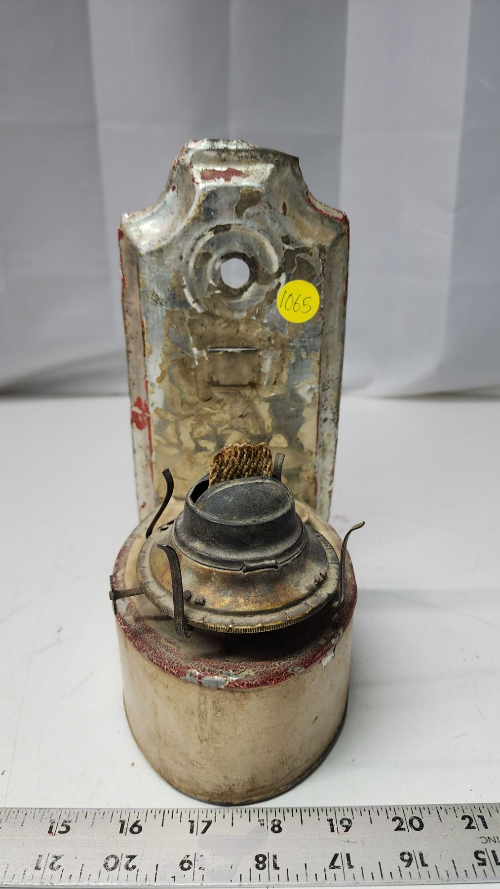 Antique wall mounted oil lamp - no chimney - Schmalz Auctions