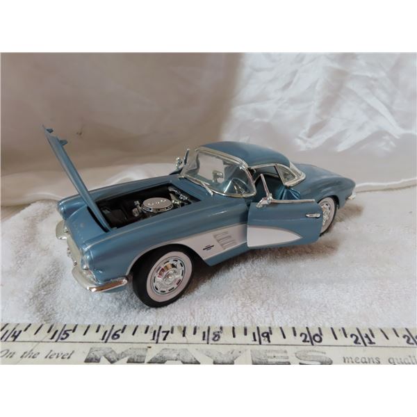 ERTL 1-18 scale 1961 Corvette