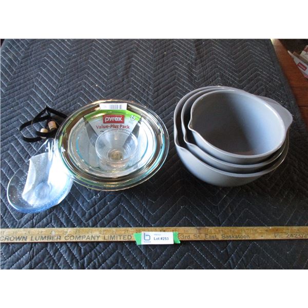 (2) Bowl Sets - (1) Pyrex