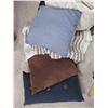 Image 4 : Tote with Pillow, Blankets, Cushions